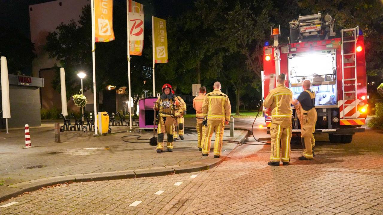 De brandweer moest twee keer uitrukken vanwege de containerbranden bij winkelcentrum De Bus in Helmond (foto: Harrie Grijseels/SQ Vision).