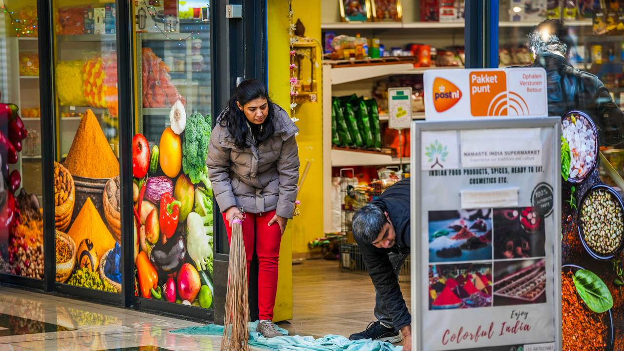Met vereende krachten wordt het water opgedweild (foto: SQ Vision).