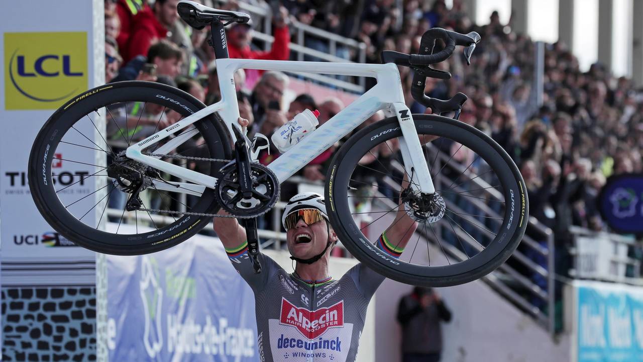 Mathieu van der Poel verslaat concurrenten en wint Parijs-Roubaix (Foto: ANP)
