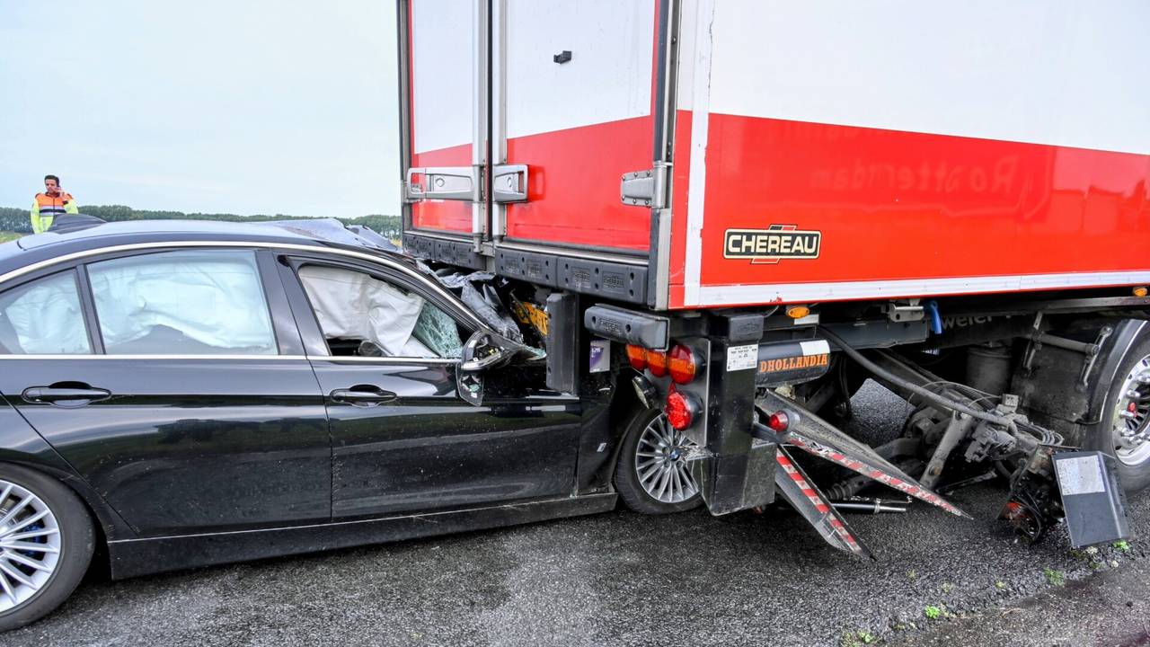 De auto schoot onder de vrachtwagen (foto: Tom van der Put/SQ Vision).