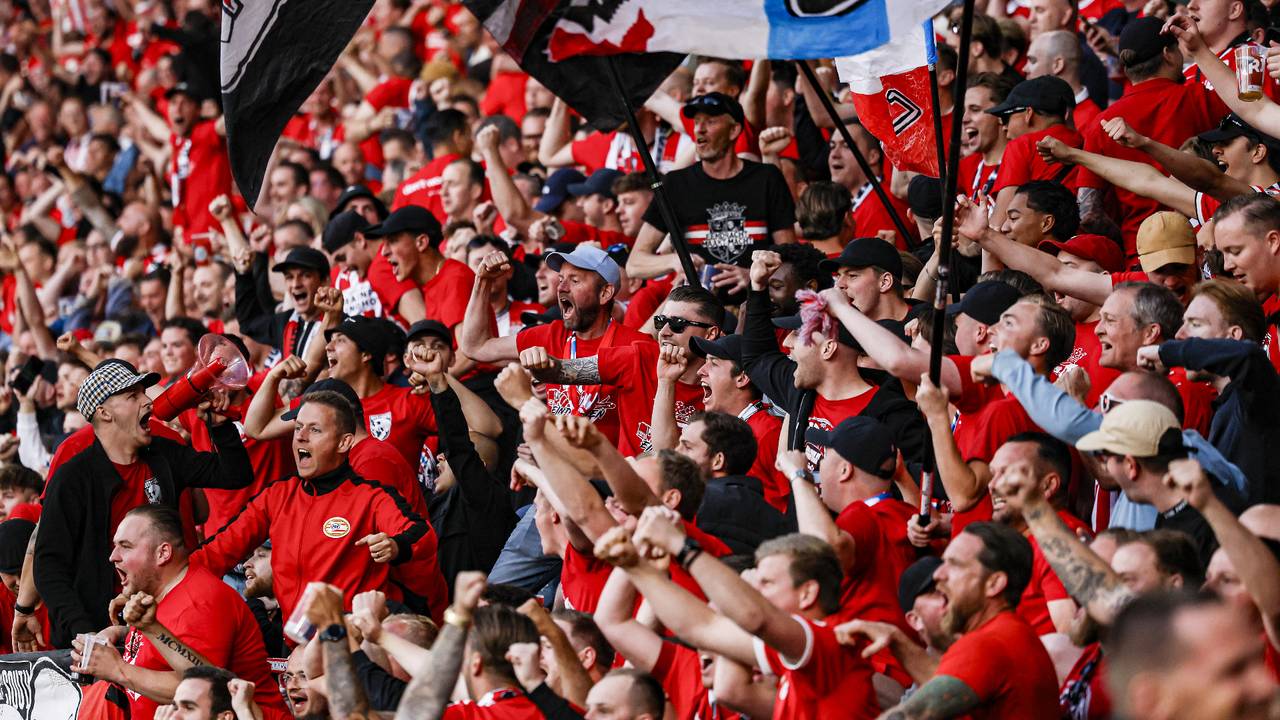 Feest bij de supporters van PSV. (Foto: ANP, Koen van Weel)
