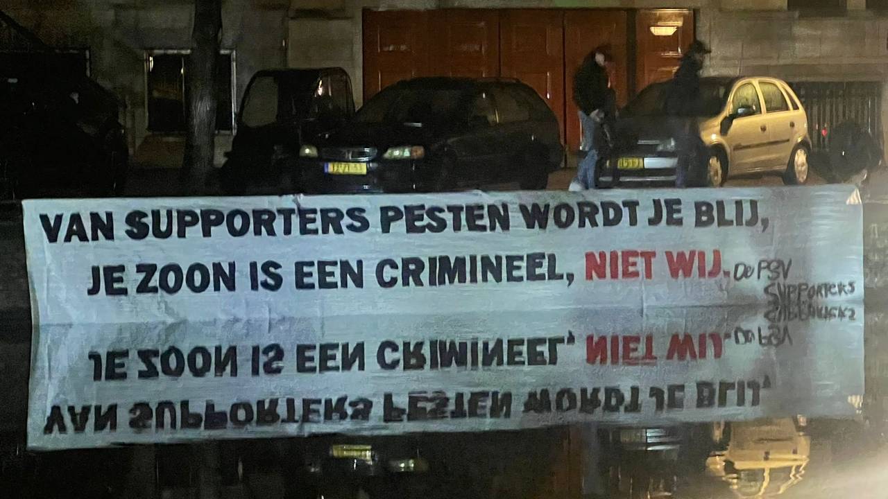 I fan del PSV appendono uno striscione a casa di Femke Halsema per protesta