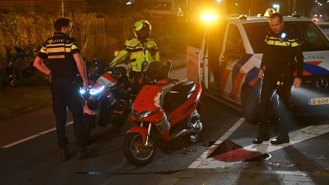 Scooterbestuurder aangehouden (foto: Perry Roovers/SQ Vision). 