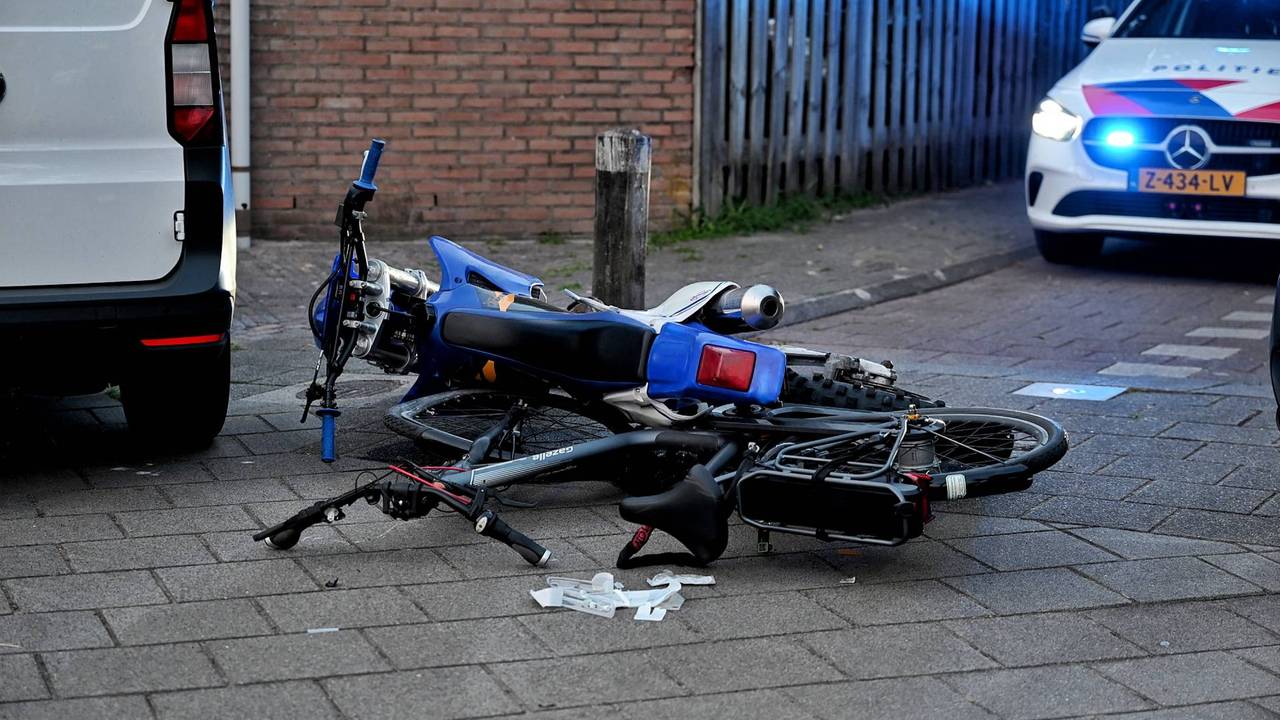 Fietser zwaargewond na botsing met crossmotor, die werd achtervolgd.