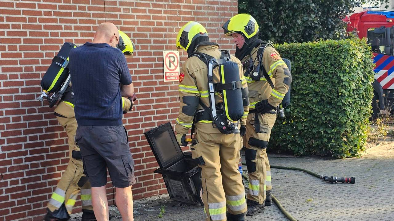 Brandweerlieden bekijken de boosdoener (foto: Addy Smits/Persbureau Heitink).