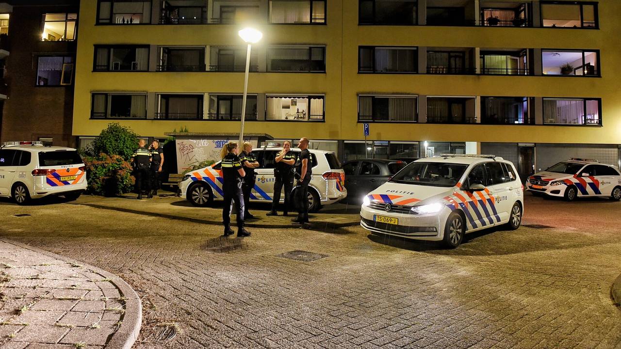 De politie onderzoekt de steekpartij (foto: Toby de Kort/SQ Vision).