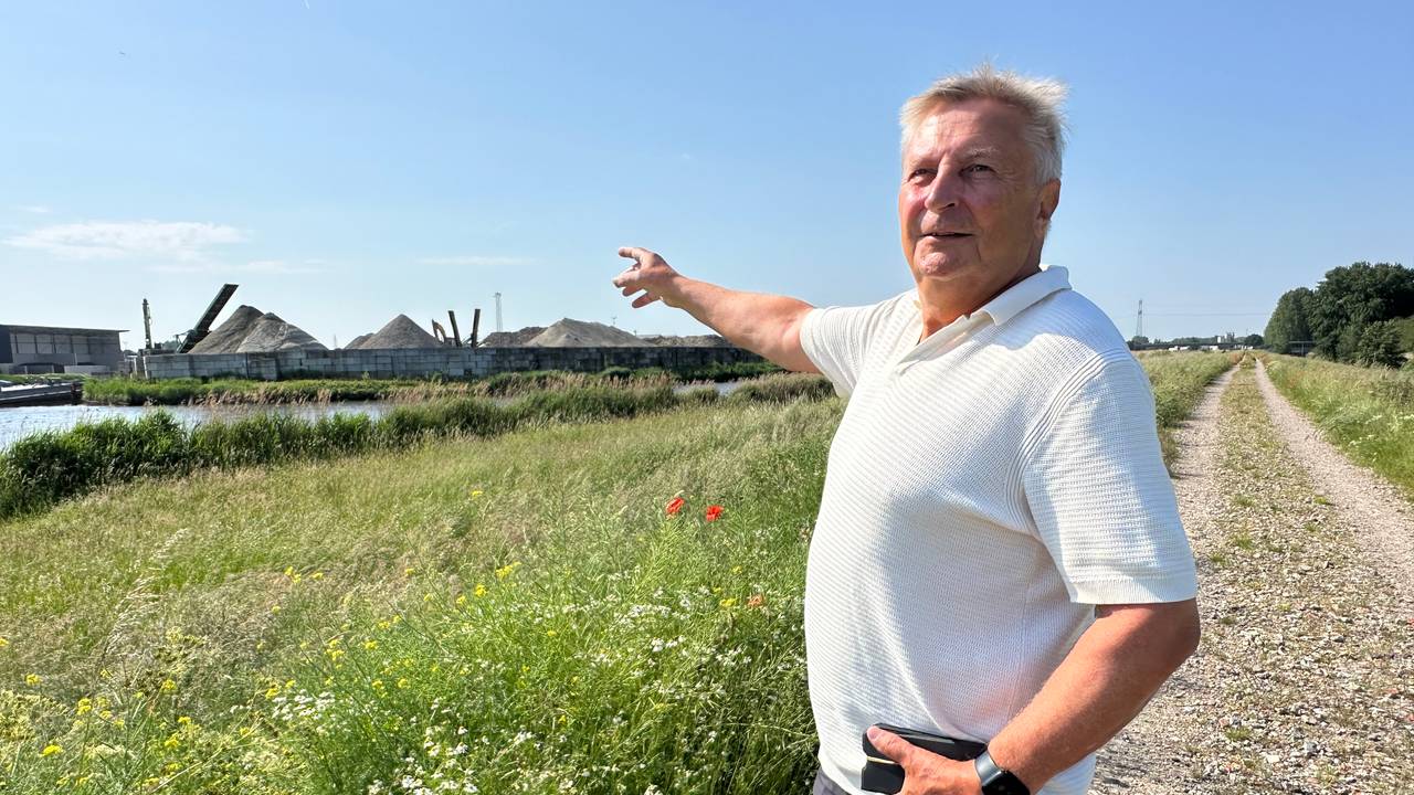 Ed Graman bij de puinverwerkende bedrijven vlakbij zijn huis.
