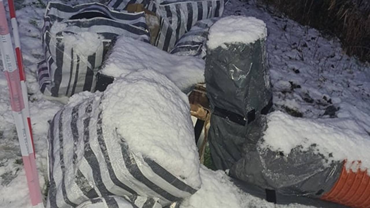 Het afval van de hennepkwekerij lag in de berm van de Meidoornweg tussen Waalwijk en Sprang-Capelle (foto: Facebook politie Waalwijk).