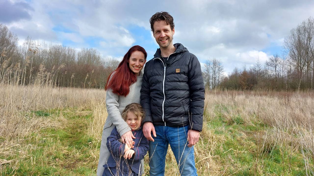 Het jonge gezin gaat het natuurgebied onderhouden en verbeteren (foto: Omroep Brabant).