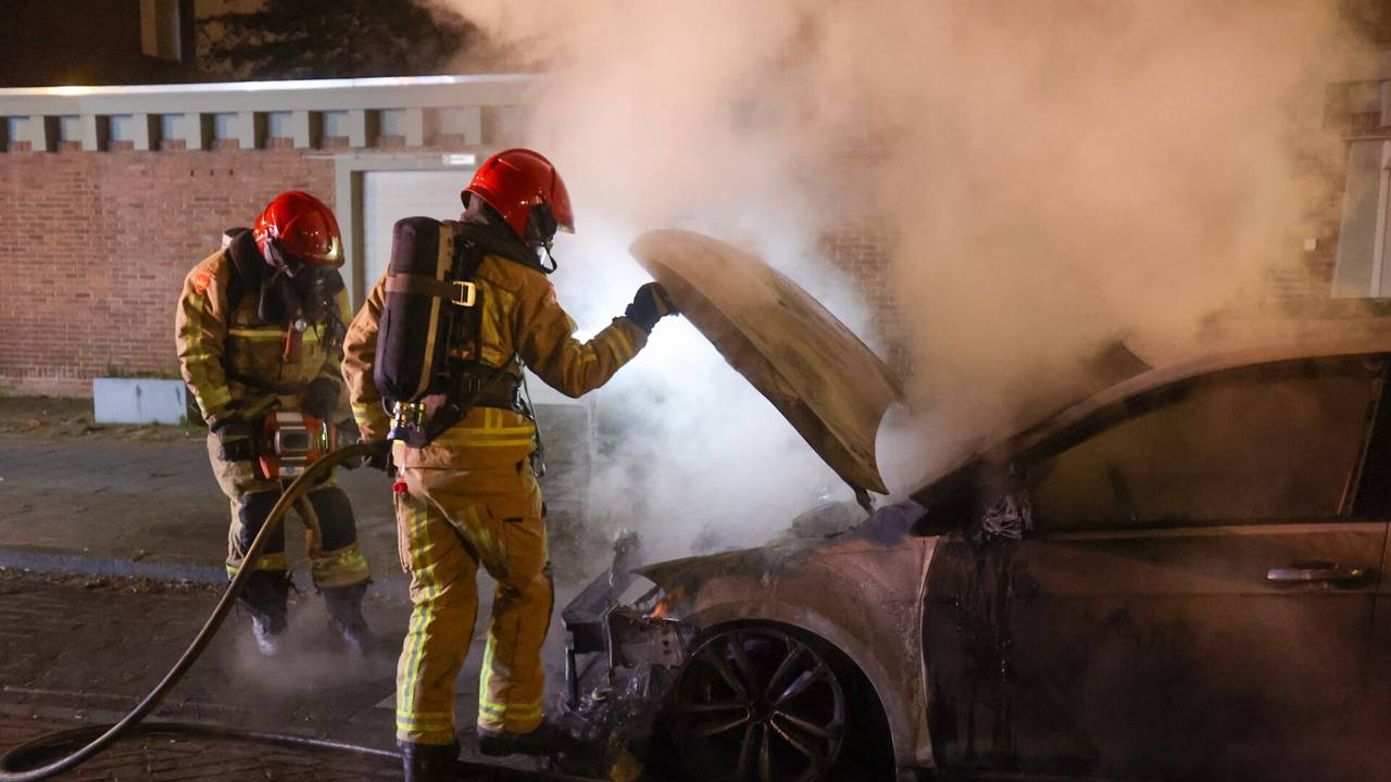 Brandweerlieden bekijken de schade (foto: Arno van der Velden/SQ Vision).