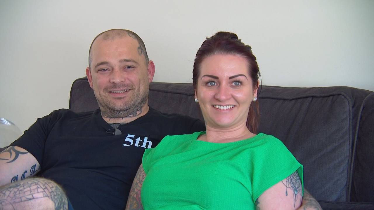 Tonnie en Angelique kijken op hun trouwdag naar Oranje op een groot scherm.