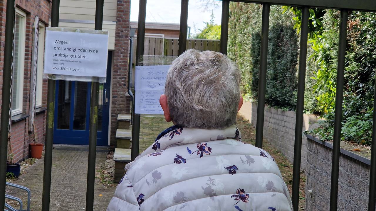 Patiënten staan voor een gesloten deur en worden van het kastje naar de muur gestuurd (Foto: Noël van Hooft).