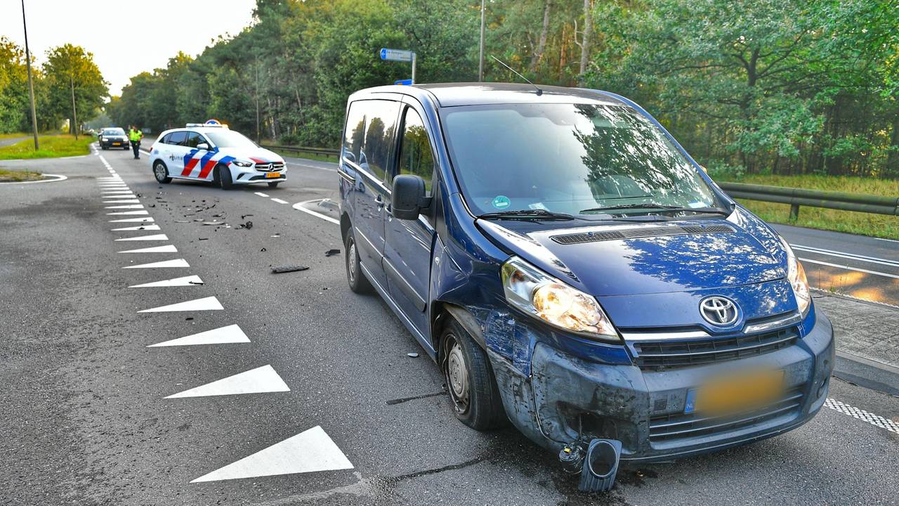 Het ging mis op de kruising van de Kempervennendreef met de N69 in Valkenswaard (foto: Rico Vogels/SQ Vision).