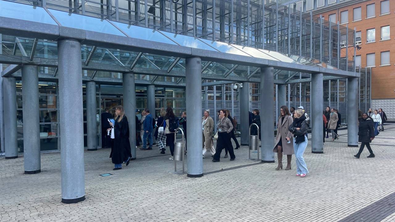 Personeel en bezoekers mogen weer naar binnen (foto: Hans Janssen).