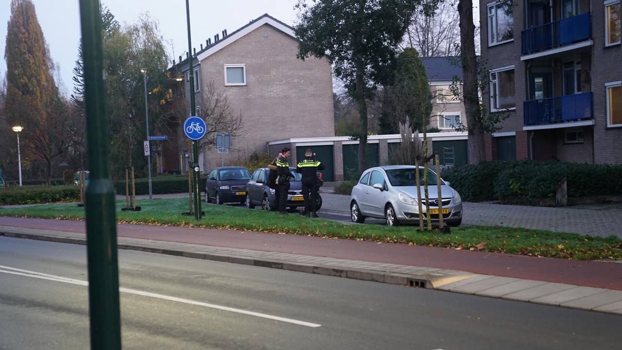 Agenten doen onderzoek aan de Nieuwe Waalreseweg in Valkenswaard (foto: Jozef Bijnen/SQ Vision).