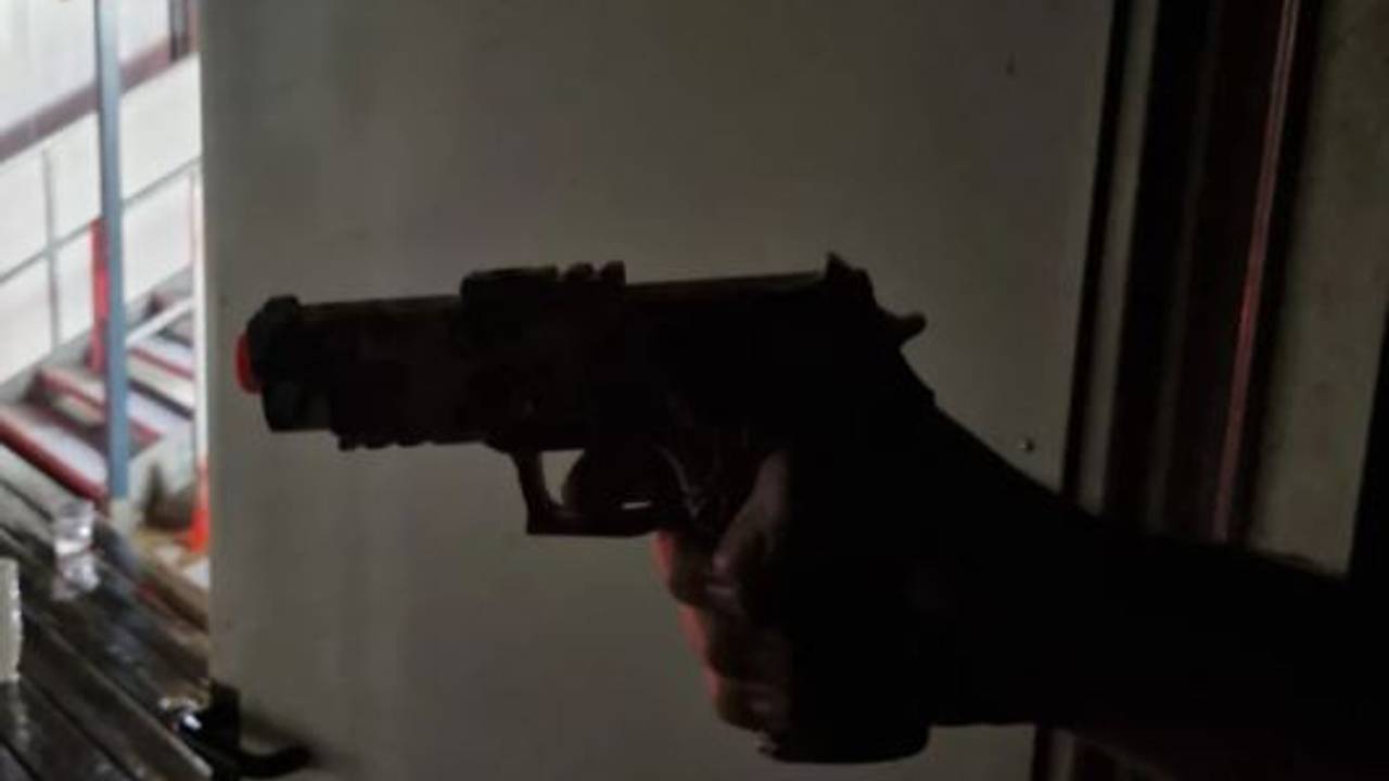 Een gelblaster is in het donker niet van een echt pistool te onderscheiden (foto: Instagram politie Helmond).