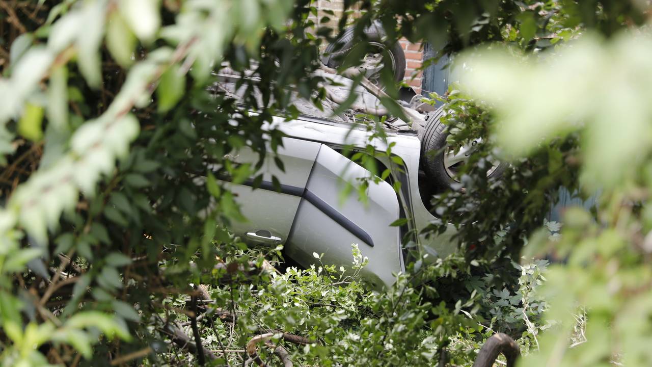 De wagen reed door struiken en ramde daarna een huis (foto: Christian Traets/SQ Vision Mediaprodukties).