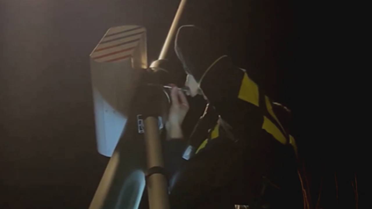 De nepflitser is door de agenten weggehaald (Foto: Instagram jeugdagent_valkenswaard).