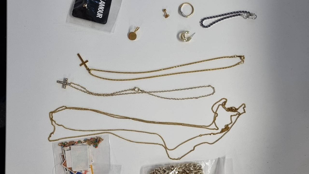 De politie is op zoek naar de eigenaren van deze sieraden (foto: Facebook basisteam Tilburg-Centrum).