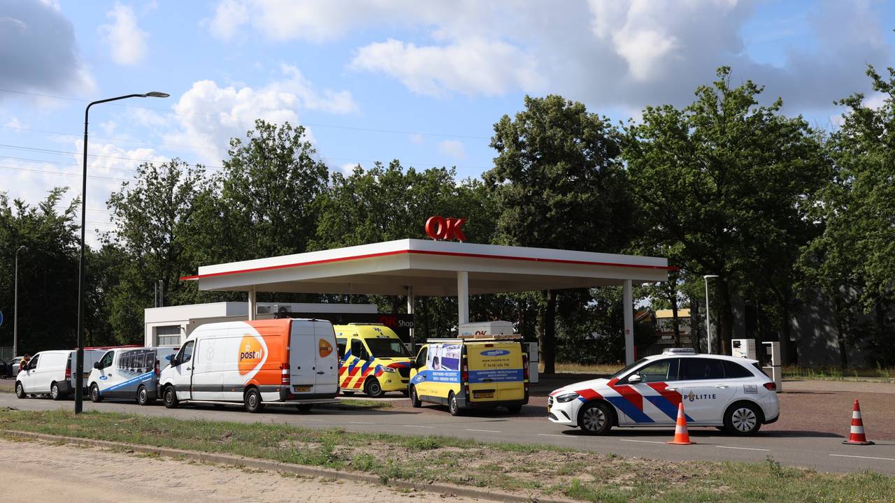 De kop-staartbotsing was vlakbij een tankstation (foto: Sander van Gils/SQ Vision).