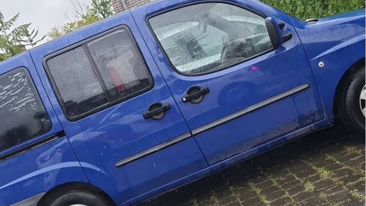 De verdachte auto in de wijk Eckart (foto: politie)