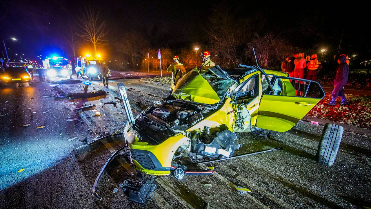 Volgens getuigen zou de bestuurder van de Volkswagen vlak voor de crash hard door de laan hebben gereden (foto: SQ Vision).