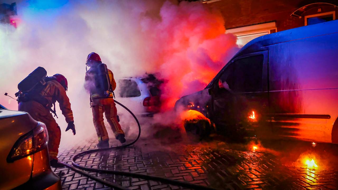 Het vuur verwoestte twee auto's in de Lemmenslaan in Eindhoven (foto: SQ Vision).