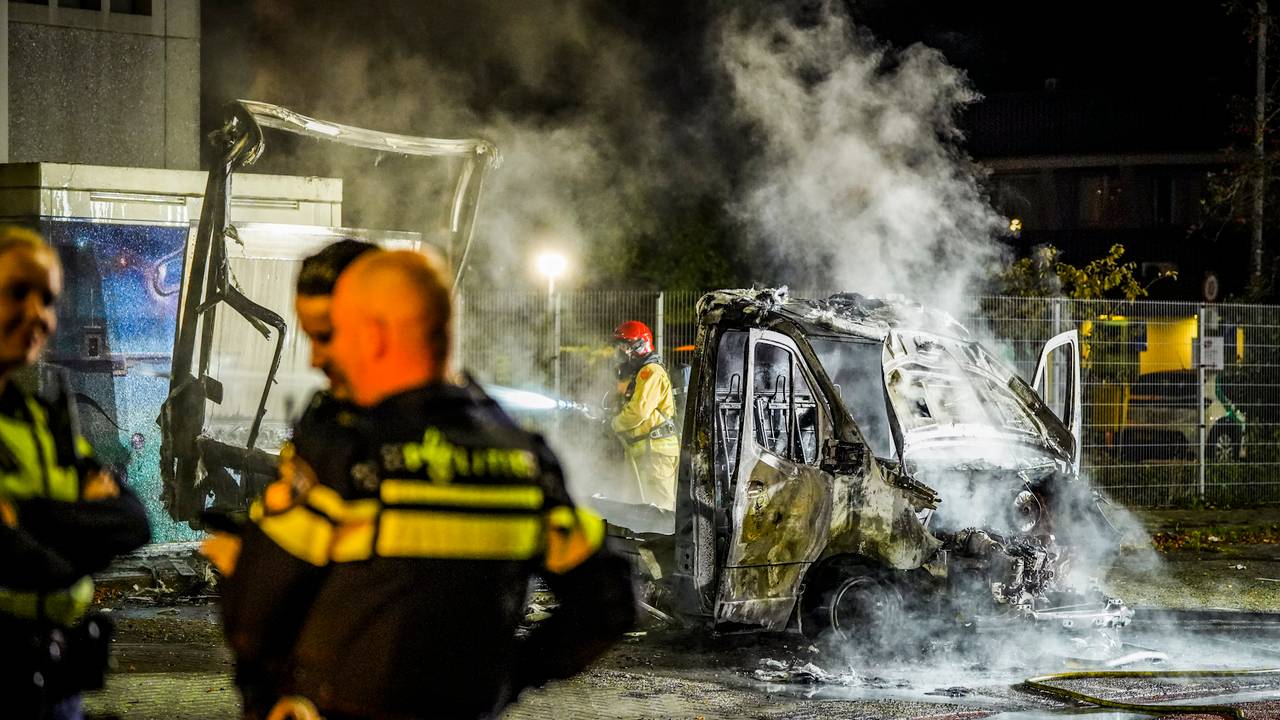 Van de vrachtwagen aan de Rooijakkersstraat in Eindhoven bleef weinig over (foto: SQ Vision).