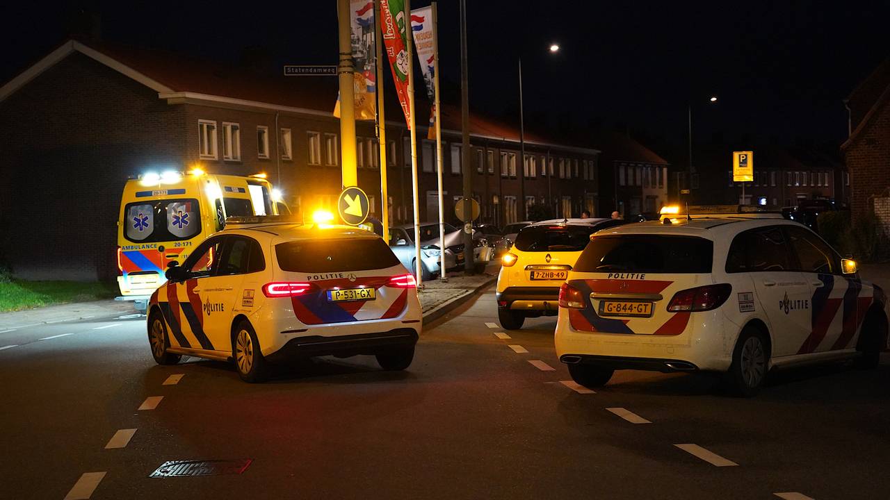 De bestuurder werd na de crash in een ambulance nagekeken (foto: Jeroen Stuve/SQ Vision).
