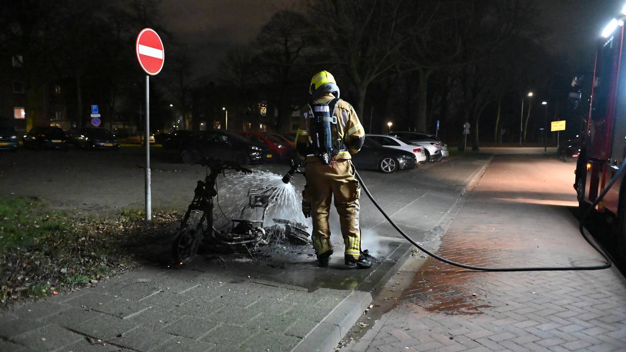 De brandweer bluste de scooter in Breda (foto: Perry Roovers/SQ Vision).