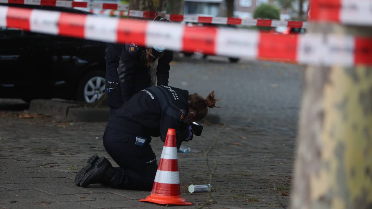 Agenten doen onderzoek (foto: Bart Meesters/Meesters Multi Media/Persbureau Heitink).