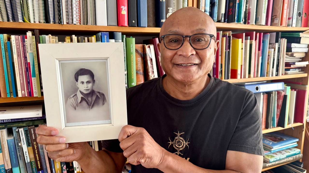 Panoes Salampessy met het portret van zijn vader (foto: Erik Peeters)