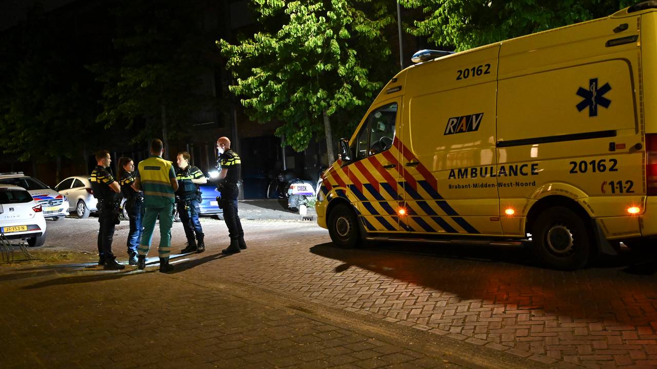 De scooterrijder is na de botsing op de Balfortstraat in Breda naar een ziekenhuis gebracht (foto: Perry Roovers/SQ Vision).