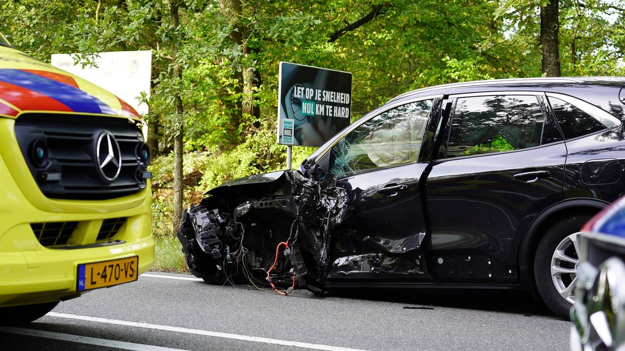 De klap van de botsing op de N282 was enorm (foto: Jeroen Stuve/SQ Vision).
