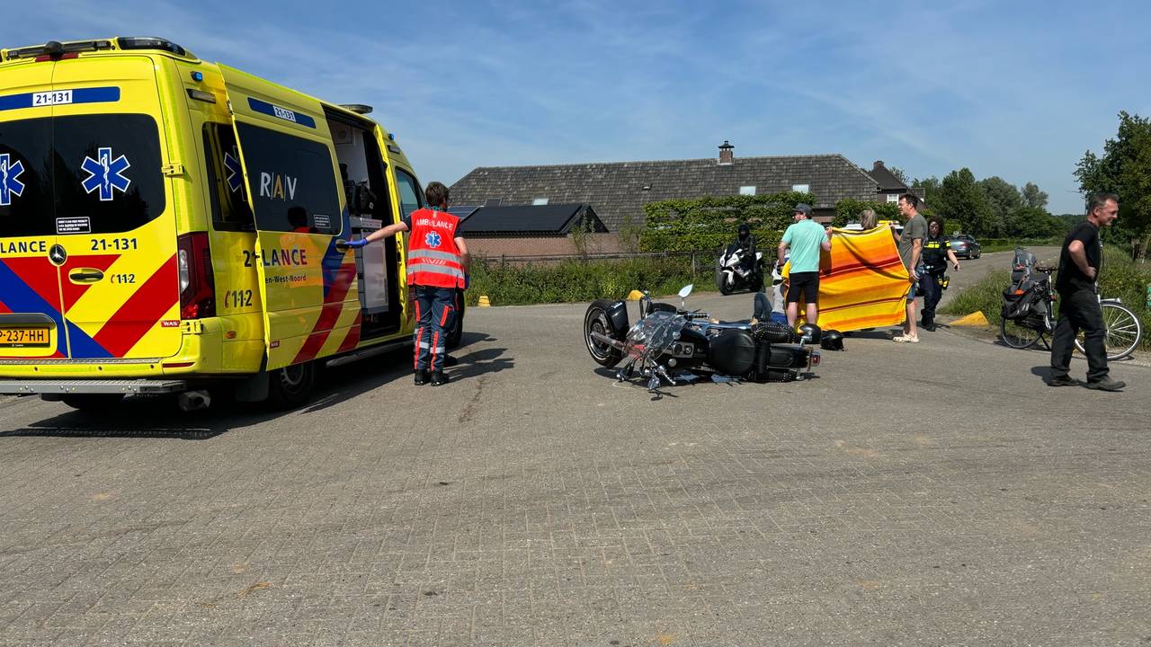 De auto en de motorrijder botsten op elkaar op de Achterdijk in Mill (foto: Marco van den Broek/SQ Vision).