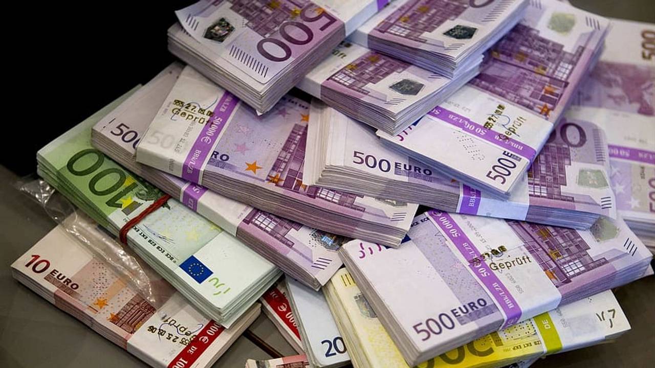 Man (27) heeft 124.000 euro in verborgen ruimte van auto liggen ..., image size:1280x720