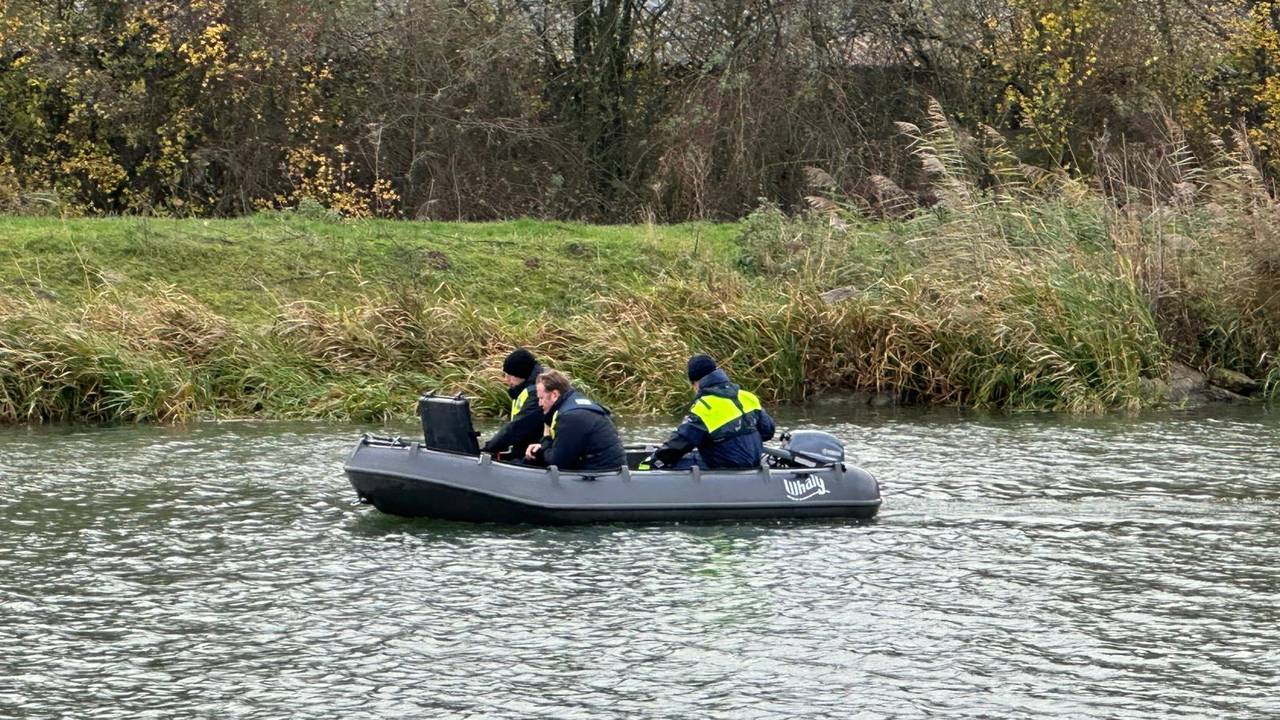 Een speciaal team zoekt het kanaal af (foto: Leon Voskamp).