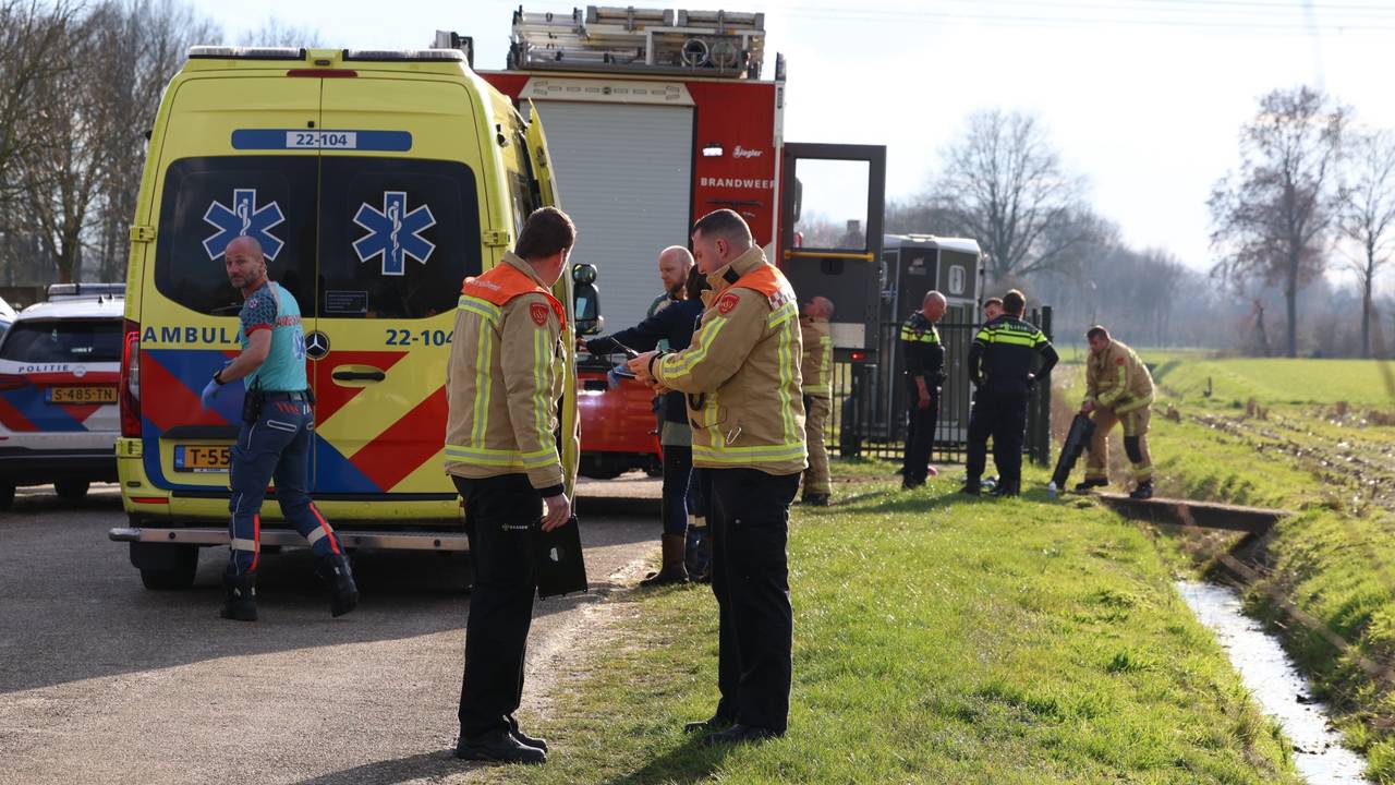 Een meisje dat met haar rolstoel in een sloot in Best terechtkwam, kreeg daarna veel hulp (foto: Sander van Gils/SQ Vision).
