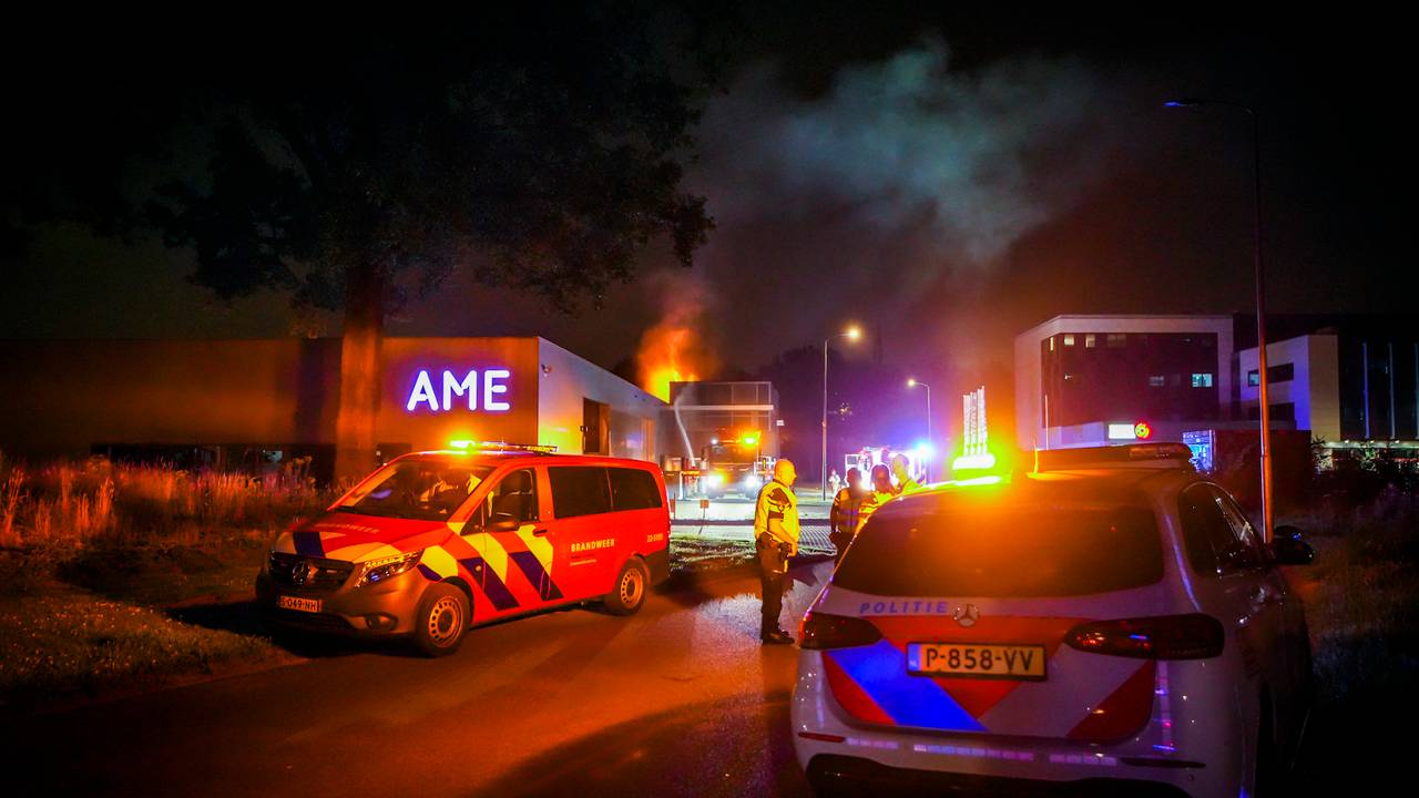 Bij de brand bij het bedrijf AME in Eindhoven kwam veel rook vrij (foto: SQ Vision).
