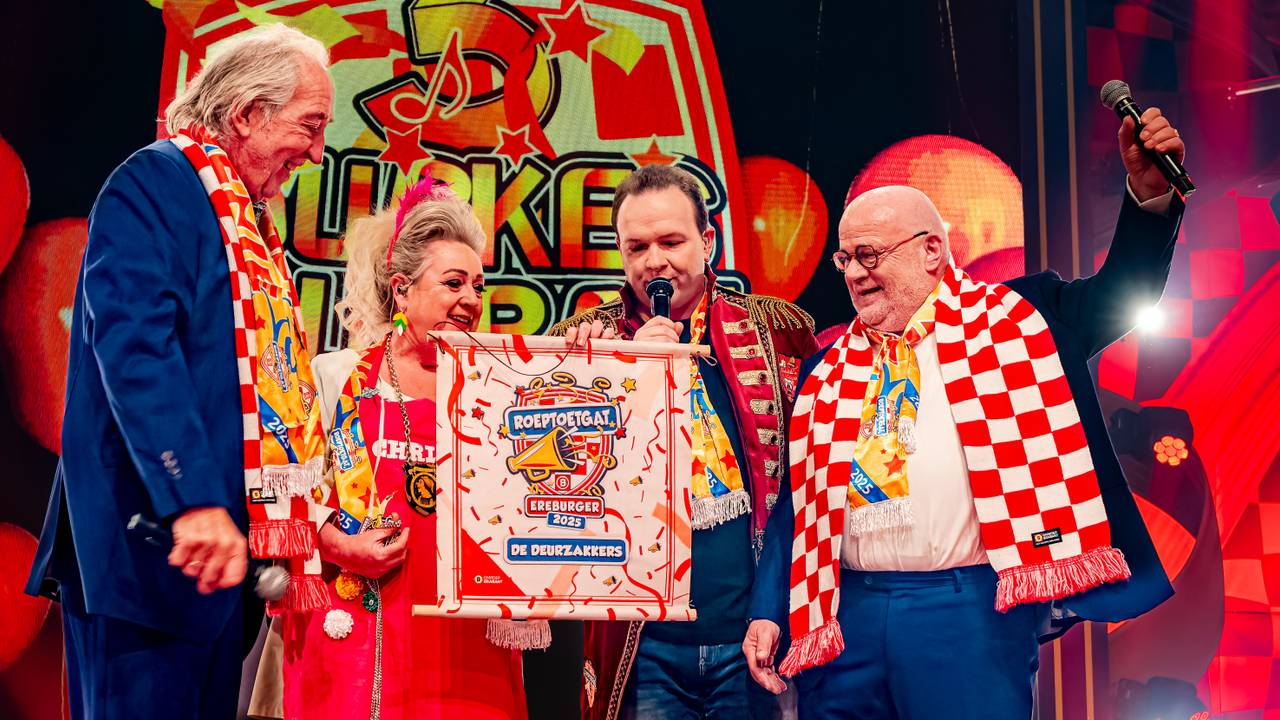 De Deurzakkers met hun oorkonde voor Ereburger van Roeptoetgat (foto: EYE4images/Marcel van Dorst).