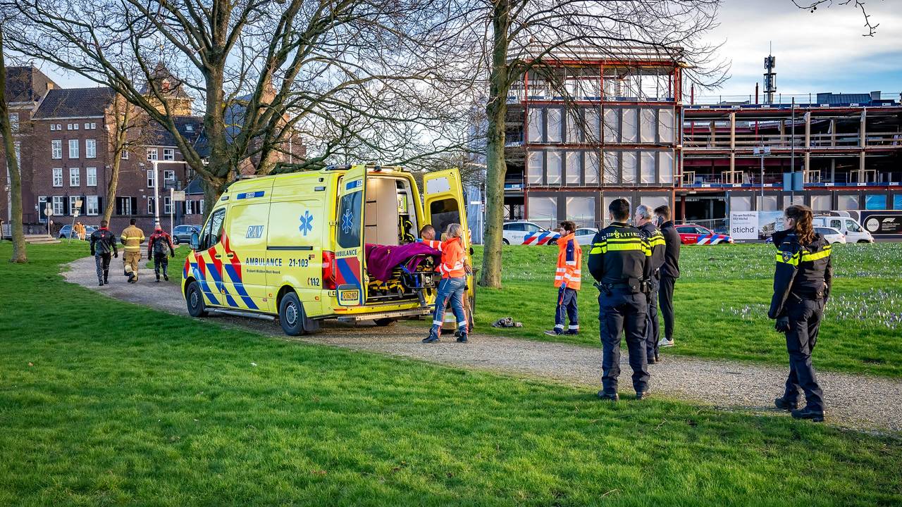 Ambulancepersoneel bekommerde zich over de gewonde man op de Zuidwal in Den Bosch (foto: Iwan van Dun/SQ Vision).