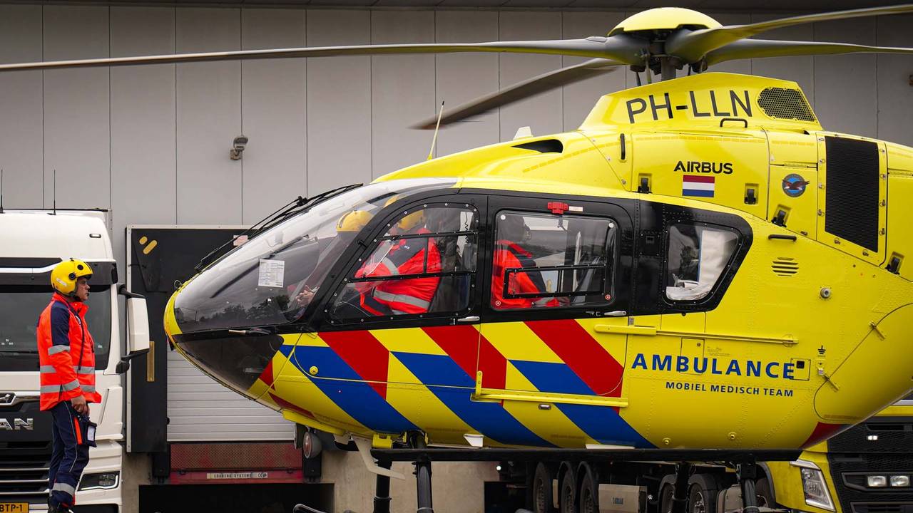 Een traumahelikopter landde bij het bedrijf (foto: SQ Vision/Harrie Grijseels).