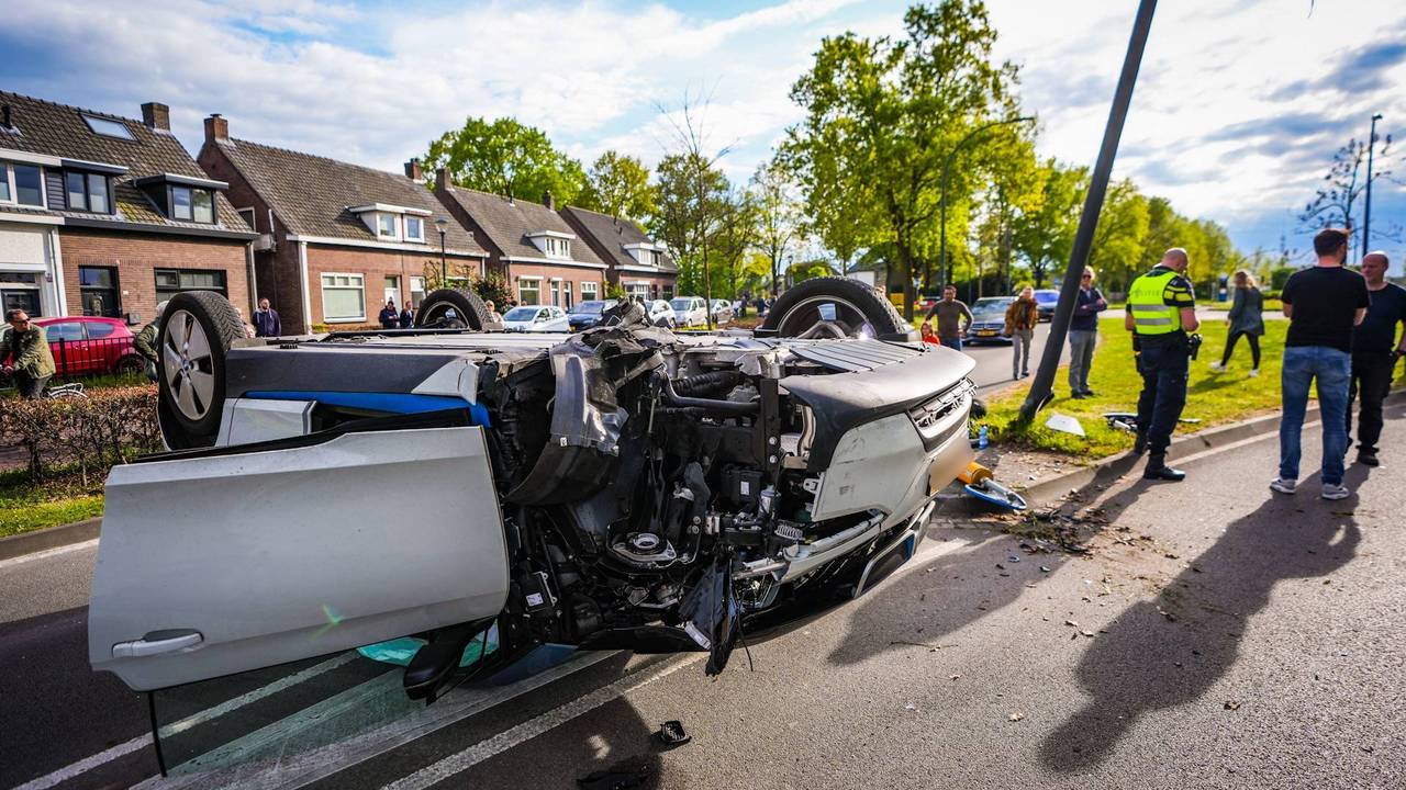 De wagen na het ongeluk (foto: Persbureau Heitink).