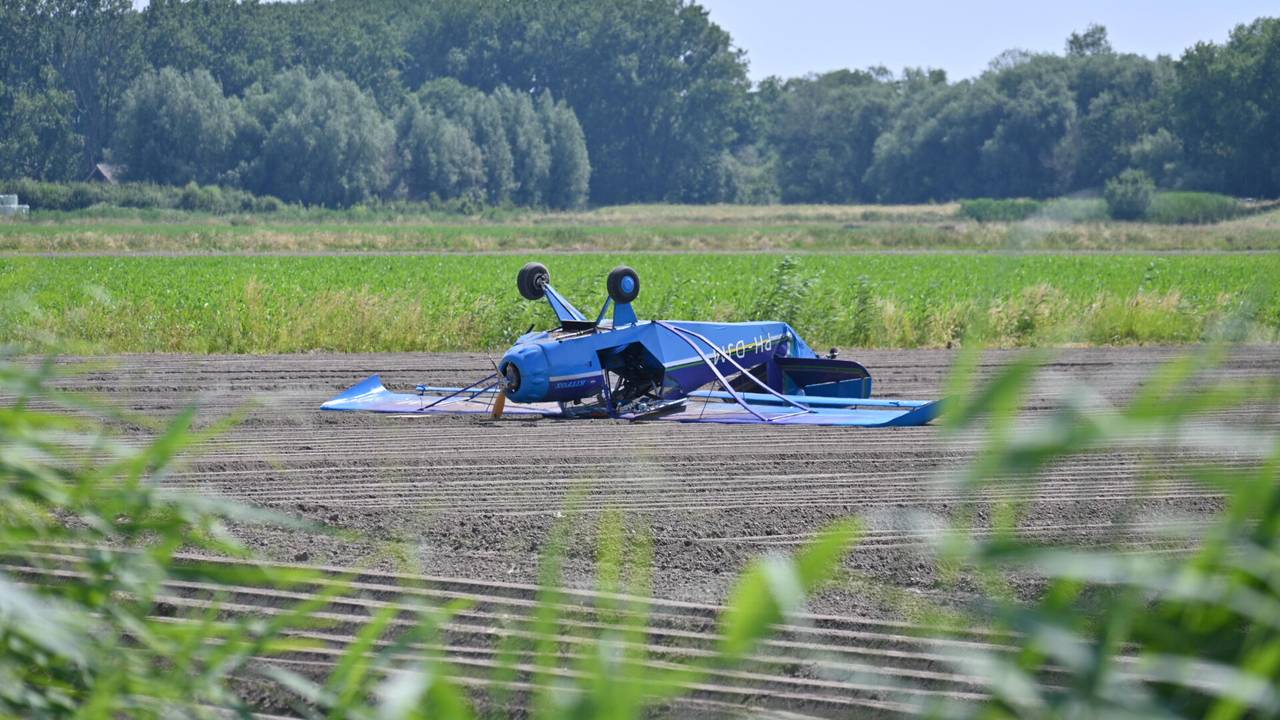 Het vliegtuig kwam ondersteboven in het weiland bij Drimmelen terecht (foto: Tom van der Put/SQ Vision).