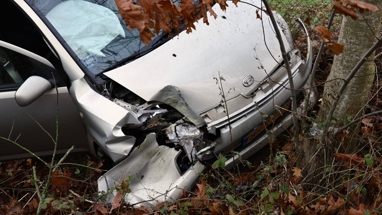 De auto liep forse schade op (foto: Persbureau SK-Media/SQ Vision).