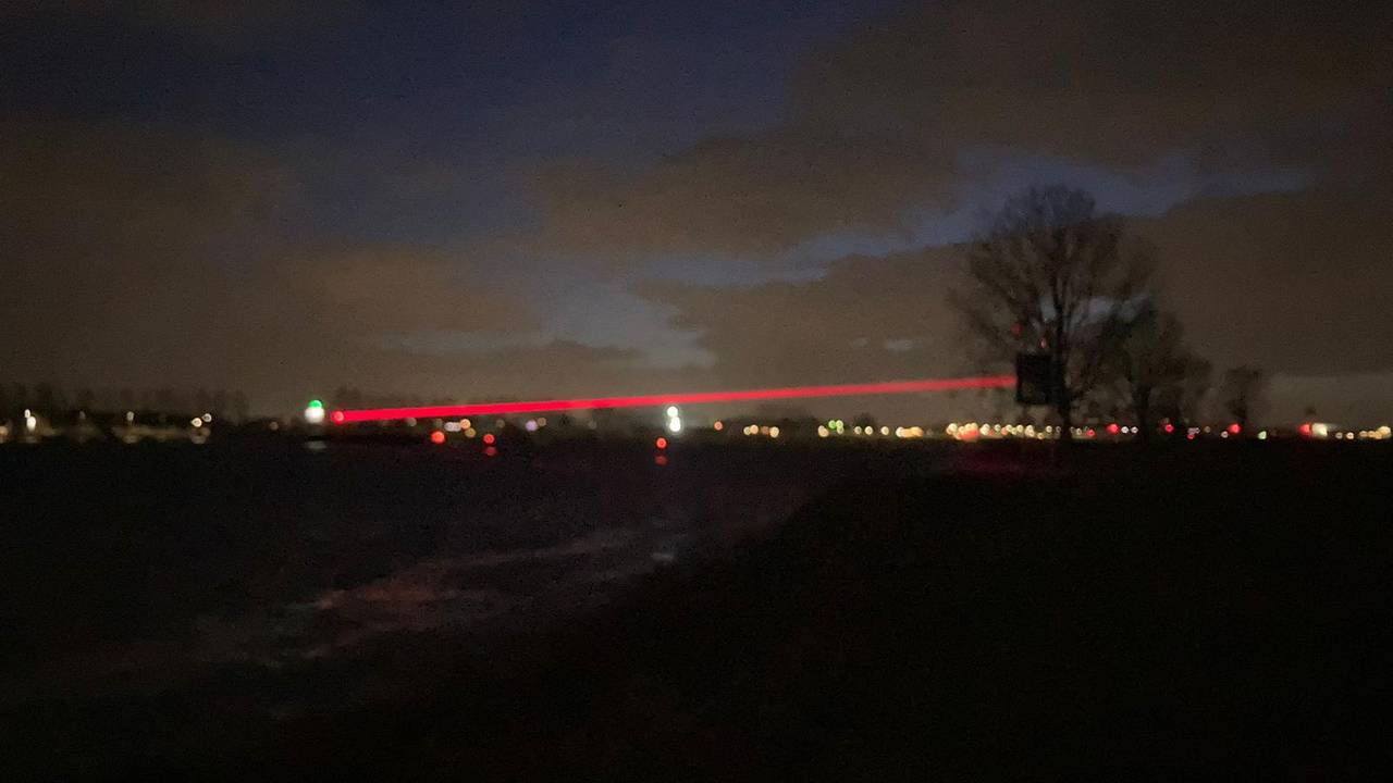 De laserstralen bij Lith (foto: Rijkswaterstaat).