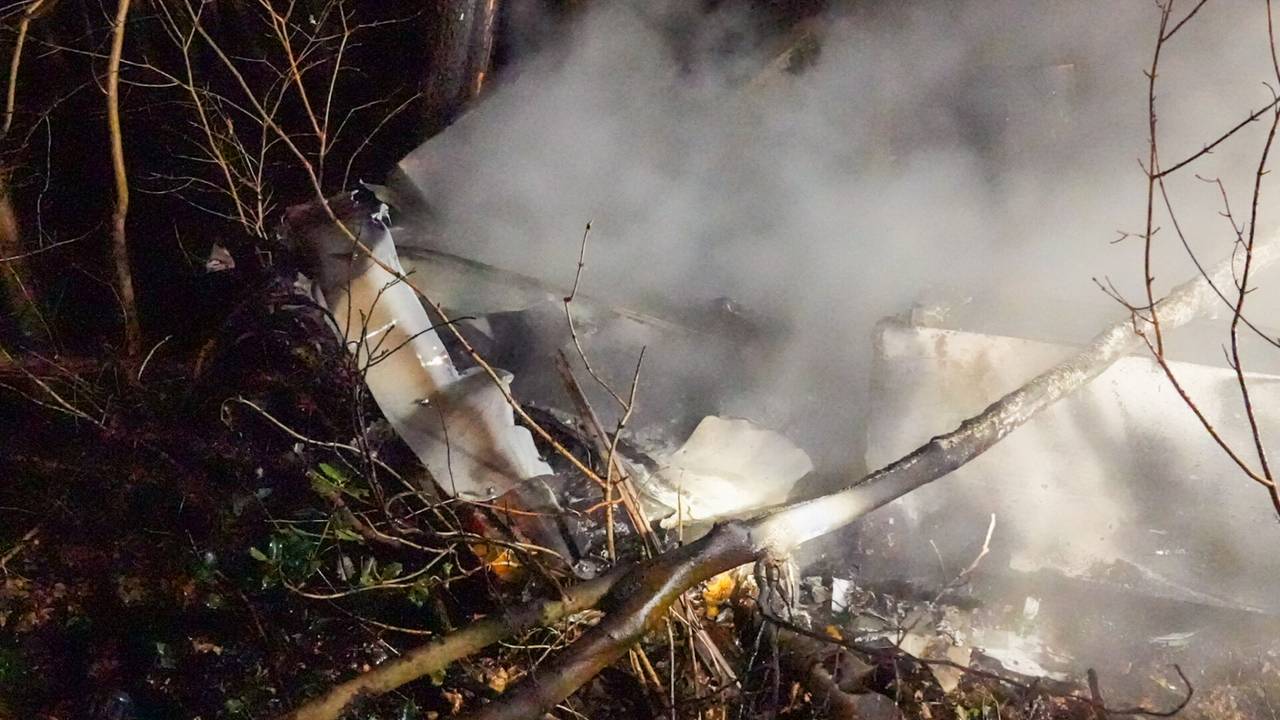 De caravan zou enkele weken geleden gedumpt zijn langs de N279 (foto: Harrie Grijseels/SQ Vision).