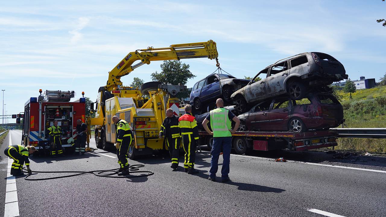 De auto's op de aanhanger brandden uit. (Foto: Jeroen Stuve - SQ Mediavision)