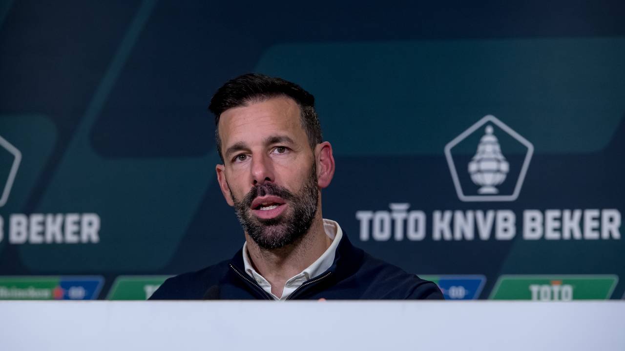 Ruud van Nistelrooij tijdens de persconferentie (Foto: ANP)