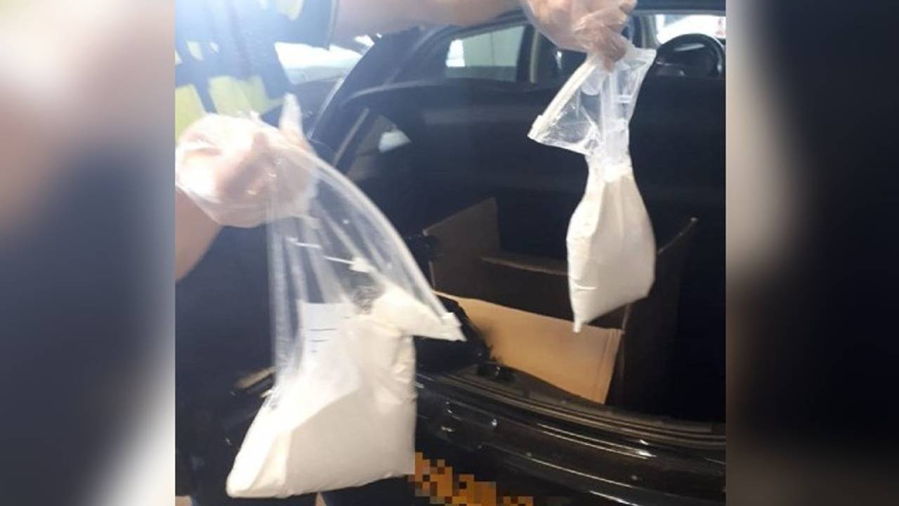 Zakken ketamine in de auto. (Foto: Politie Dordrecht / Facebook)